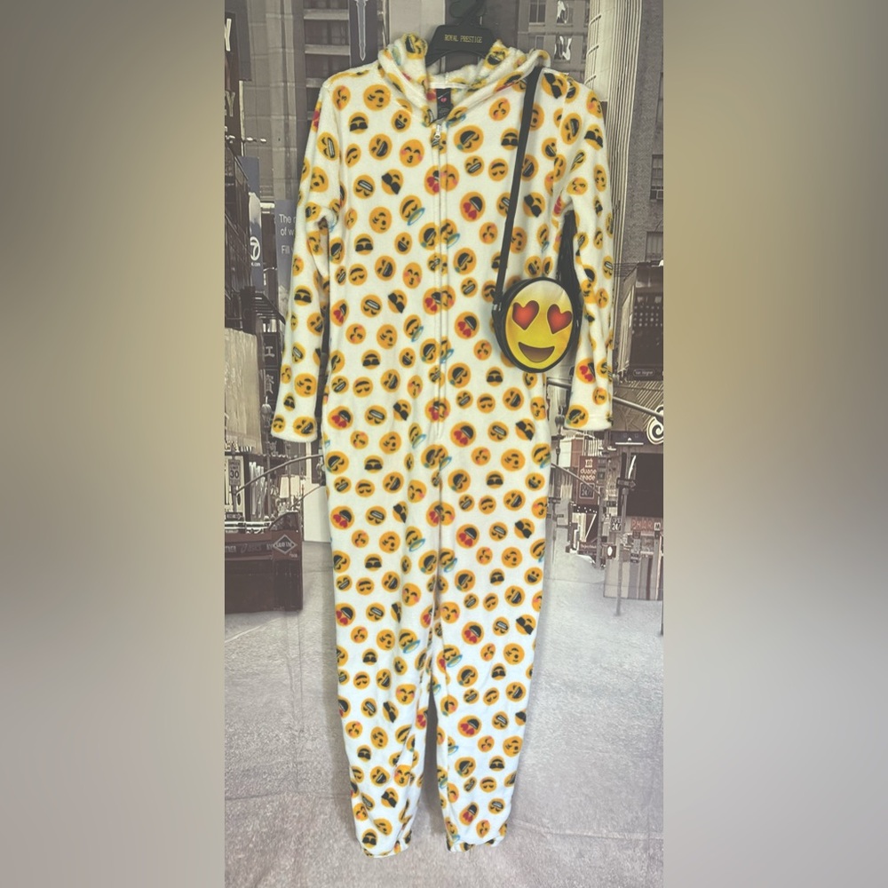 Body Candy Emoji Pajamas With Pouch